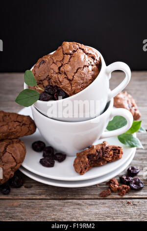 Kirsch Schoko Walnuss Cookies in Kaffeetassen Stockfoto