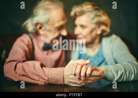 Nahaufnahme der ältere Mann und Frau Hände Stockfoto