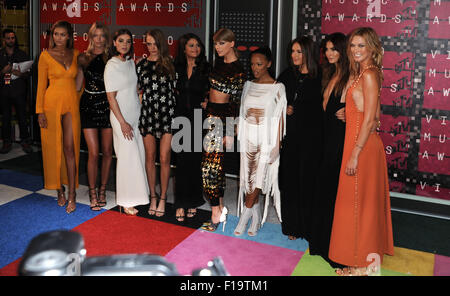 Los Angeles, Kalifornien, USA. 30. August 2015. Gigi Hadid, Martha Hunt, Hailee Steinfeld, Cara Delevingne, Selena Gomez, Taylor Swift, Serayah McNeill, Lily Aldridge, Mariska Hargitay, Karlie Kloss besucht die 2015 MTV Video Music Awards Ankünfte am Microsoft Theater in Los Angeles, Kalifornien am 30. August 2015 statt. 2015-Credit: D. Long/Globe Fotos/ZUMA Draht/Alamy Live-Nachrichten Stockfoto