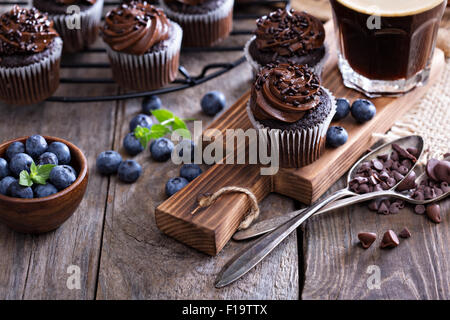 Kaffee und Schokolade Cupcakes auf Holztisch Stockfoto