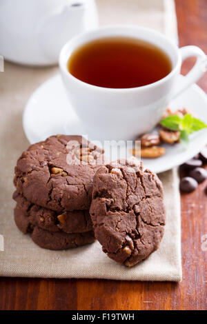 Vegane Schokolade Pecan Cookies auf dem Tisch Stockfoto