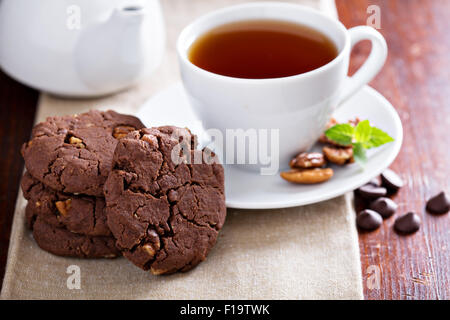 Vegane Schokolade Pecan Cookies auf dem Tisch Stockfoto
