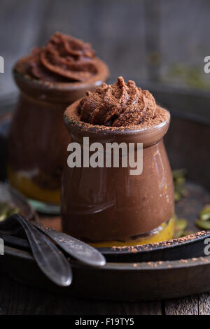 Gesunde vegane Schokolade Kürbis Pudding in Gläsern Stockfoto