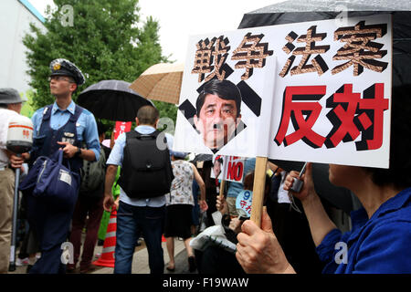 Tokio, Japan. 30. August 2015. Eine Frau hält ein Plakat, wie sie eine Massenkundgebung gegen Japans Ministerpräsident Shinzo Abe Sicherheit Rechnung vor dem Parlament in Tokio am Sonntag, 30. August 2015 teilnimmt. Bildnachweis: Yuriko Nakao/AFLO/Alamy Live-Nachrichten Stockfoto