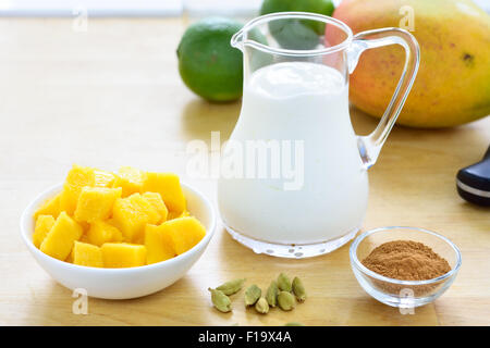 Mango Lassi Zutaten. Mango und Joghurt, Joghurt, Kardamom, Zimt. Selektiven Fokus. Kopieren Sie Raum. Stockfoto