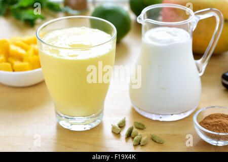 Mango Lassi. Mango-Smoothie mit Mango und Joghurt, Joghurt gemacht. Selektiven Fokus. Stockfoto