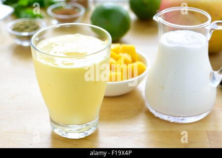 Mango Lassi. Mango-Smoothie mit Mango und Joghurt, Joghurt gemacht. Selektiven Fokus. Stockfoto