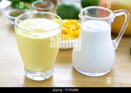 Mango Lassi. Mango-Smoothie mit Mango und Joghurt, Joghurt gemacht. Selektiven Fokus. Stockfoto