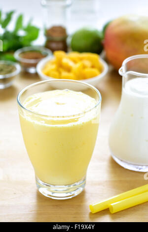 Mango Lassi. Mango-Smoothie mit Mango und Joghurt, Joghurt gemacht. Selektiven Fokus. Stockfoto
