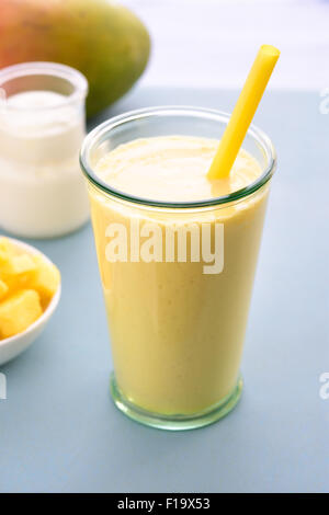 Mango Lassi. Mango-Smoothie mit Mango und Joghurt, Joghurt gemacht. Selektiven Fokus. Stockfoto