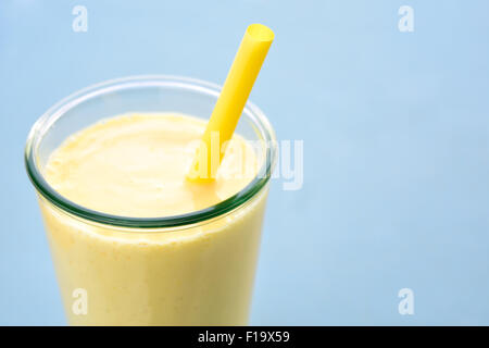 Mango Lassi. Mango-Smoothie mit Mango und Joghurt, Joghurt gemacht. Selektiven Fokus. Kopieren Sie Raum. Stockfoto