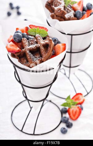 Kleine Schokolade Waffeln mit Beeren Dessert Stockfoto