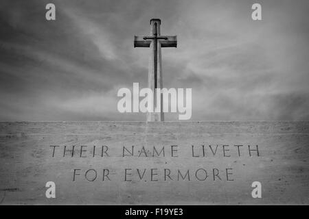 Ein schwarzer & weißen Bild des "Cross of Sacrifice" und "Stone of Remembrance" am gefunden British Cemetery, Somme, Frankreich. Stockfoto