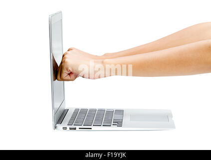 Frau Faust traf auf den Monitor des Laptops auf weißen Tisch Stockfoto