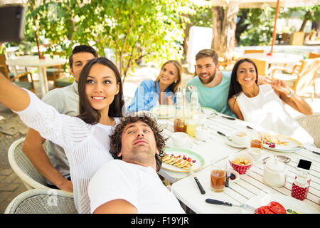 Porträt der ein happy Friends machen Selfie Foto im Restaurant unter freiem Himmel Stockfoto