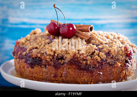 Cherry crumble mit Cinnamonand Streusel-Kaffee-Kuchen Stockfoto