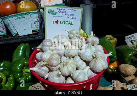 Korb mit frischen Bio-Knoblauch und anderes Gemüse in der Innenstadt von Bauernmarkt in St. Catharines, Ontario, Kanada. Stockfoto