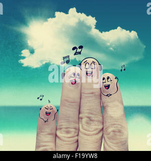 Finger-Familie reist am Strand und singen ein Lied als Konzept. Stockfoto