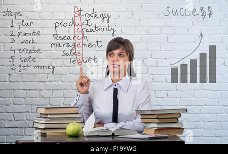 hübschen weiblichen Schüler mit Büchern arbeiten an Erfolgsstrategie Stockfoto