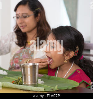 Indische Familie Essen zu Hause. Offenherziger Foto von Indien Menschen essen Reis mit Händen. Stockfoto