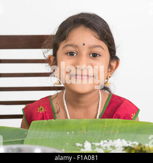 Indische Familie Essen zu Hause. Fotos von asiatischen Kind essen Reis. Indien-Kultur. Stockfoto