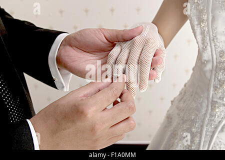 Ehering, Bräutigam, Braut Hochzeit Ring aufsetzen Stockfoto