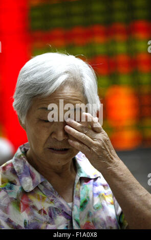 Shanghai, China. 31. August 2015. Ein Investor Uhren des eklektischen Monitors an einer Börse in Huaibei, Provinz Anhui, China am 31. August 2015 Shanghai Composite Index sank um 0,8 Prozent auf 3,205.99 am Ende, Gemüsemesser einen Verlust von mehr als 3,8 Prozent. Der Bluechip-Index CSI300. CSI300 gelang es, wieder in den positiven Bereich im späten Handel Klaue endet um 0,7 Prozent auf 3.366,54 Punkte. Beide Indizes Schuppen rund 12 Prozent für den Monat, der dritten direkt monatlich ablehnen, und fast 40 Prozent ihres Wertes verloren haben, seit Mitte Juni. Bildnachweis: CPRESS PHOTO LIMITED/Alamy Live-Nachrichten Stockfoto
