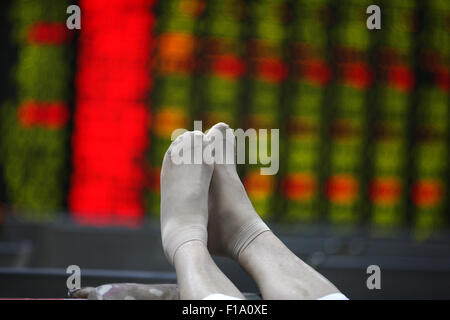 Shanghai, China. 31. August 2015. Ein Investor Uhren des eklektischen Monitors an einer Börse in Huaibei, Provinz Anhui, China am 31. August 2015 Shanghai Composite Index sank um 0,8 Prozent auf 3,205.99 am Ende, Gemüsemesser einen Verlust von mehr als 3,8 Prozent. Der Bluechip-Index CSI300. CSI300 gelang es, wieder in den positiven Bereich im späten Handel Klaue endet um 0,7 Prozent auf 3.366,54 Punkte. Beide Indizes Schuppen rund 12 Prozent für den Monat, der dritten direkt monatlich ablehnen, und fast 40 Prozent ihres Wertes verloren haben, seit Mitte Juni. Bildnachweis: CPRESS PHOTO LIMITED/Alamy Live-Nachrichten Stockfoto