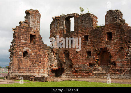 Penrith Castle befindet sich in einem öffentlichen Park in Penrith, Cumbria, Nordengland und wurde am Ende des 14. Jahrhunderts erbaut. Stockfoto