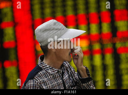 Shanghai, China. 31. August 2015. Ein Investor Uhren des eklektischen Monitors an einer Börse in Huaibei, Provinz Anhui, China am 31. August 2015 Shanghai Composite Index sank um 0,8 Prozent auf 3,205.99 am Ende, Gemüsemesser einen Verlust von mehr als 3,8 Prozent. Der Bluechip-Index CSI300. CSI300 gelang es, wieder in den positiven Bereich im späten Handel Klaue endet um 0,7 Prozent auf 3.366,54 Punkte. Beide Indizes Schuppen rund 12 Prozent für den Monat, der dritten direkt monatlich ablehnen, und fast 40 Prozent ihres Wertes verloren haben, seit Mitte Juni. Bildnachweis: CPRESS PHOTO LIMITED/Alamy Live-Nachrichten Stockfoto
