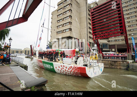 St. Katharine Docks, London, UK. 30. August 2015. Die Clipper Round the World Yacht Race beginnt mit der Flotte des Ozeans Rennyachten Unterquerung der berühmten Tower Bridge im Zentrum von London eine 40.000 Seemeile Umrundung zu beginnen. Telemed Clipper 70 durchläuft die Schleusentore an St Katharine Docks in den Fluss Themse beobachtet von Tausenden von Zuschauern. Bildnachweis: Malcolm Park Leitartikel/Alamy Live-Nachrichten Stockfoto