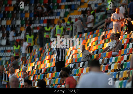 Udine, Italien. 30. August 2015. Udinese Fans während der italienischen Serie A-Fußball-match zwischen Udinese Calcio V Palermo am 30. August 2015 im Friaul-Stadion in Udine, Italien. Bildnachweis: Andrea Spinelli/Alamy Live-Nachrichten Stockfoto