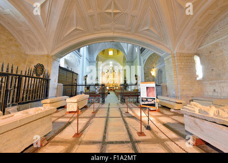 Spanien, Jakobsweg: Gräber und Hauptschiff der Klosterkirche Real Monasterio de San Zoilo in Carrion de Los Condes Stockfoto