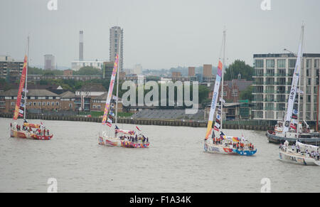 St. Katharine Docks, London, UK. 30. August 2015. Die Clipper Round the World Yacht Race beginnt mit der Flotte der Clipper 70 Ocean racing Yachten beginnt ein 40.000 Seemeile Weltumrundung zentralen London Linie Astern verlassen. Bildnachweis: Malcolm Park Leitartikel/Alamy Live-Nachrichten Stockfoto