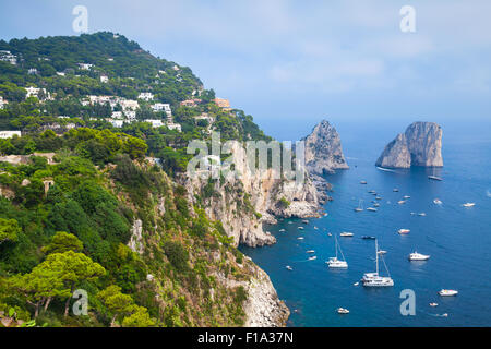 Mittelmeer Küstenlandschaft mit Faraglioni Felsen der Insel Capri, Italien Stockfoto