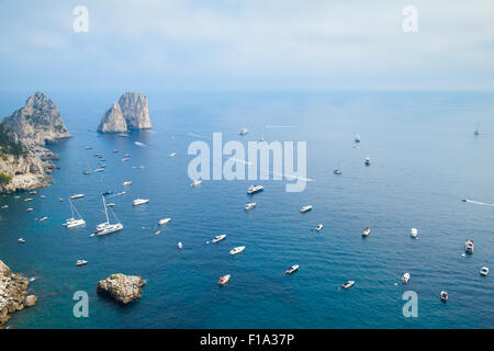 Vogelperspektive auf den Faraglioni Felsen der Insel Capri, Italien Stockfoto