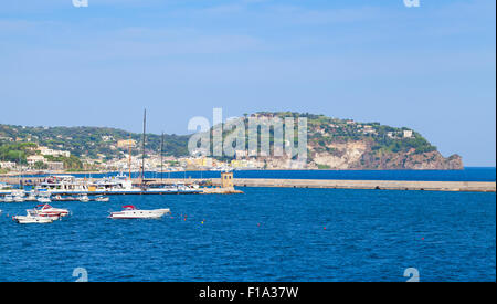 Landschaft von Casamicciola Terme Port mit Lacco Ameno Bucht auf einem Hintergrund, auf der Insel Ischia, Italien Stockfoto