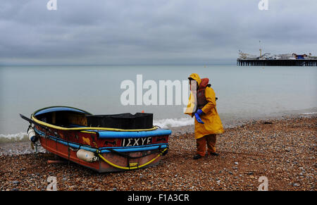 Brighton UK Montag, 31. August 2015 - ein Fischer Köpfe von Brighton Beach Anfang August Bank Holiday Montag Morgen in der Hoffnung, eine Pause bei nassem Wetter mit der Prognose für den Süden Osten für Starkregen und Gewitter möglich Credit zu fangen: Simon Dack/Alamy Live News Stockfoto