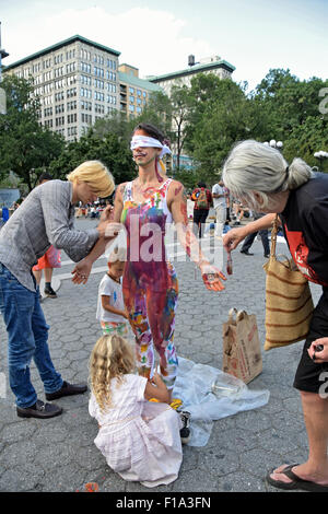 Künstlerin Deborah Alejandra am Union Square Park in New York, wo sie Passanten Bye eingeladen, sie zu malen. Stockfoto