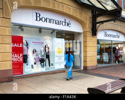 Halbe Preise Verkauf Förderung wie Käufer pass Bonmarche retail Frauen Fashion Outlet in Preston, Lancashire, Großbritannien Stockfoto