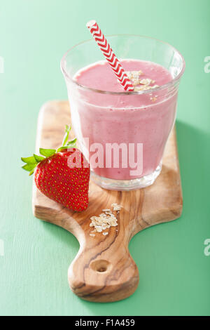 gesunde Erdbeer Hafer smoothie Stockfoto