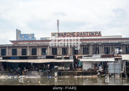 Schmutzseite des Dantokpa Marktes in Cotonou, Benin, aus dem Ouémé river Stockfoto