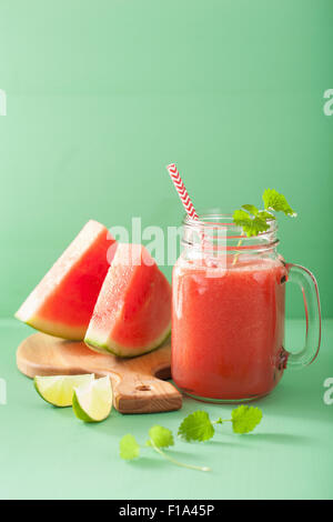 Wassermelone Lime Smoothie im Einmachglas Stockfoto
