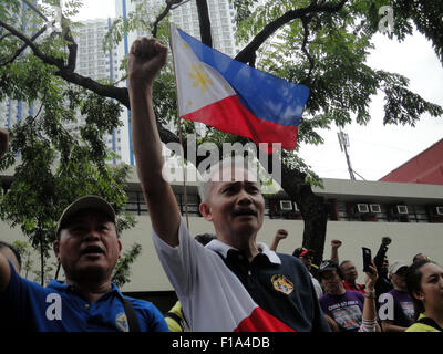 Makati City, Philippinen. 31. August 2015. Filipinos beitreten eine Protestaktion gegen Chinas Rückgewinnung Aktivitäten außerhalb der chinesischen Konsulat in das Bankenviertel Makati City, südlich von Manila, Philippinen. Rund 100 Demonstranten pfählte außerhalb des chinesischen Konsulats auf Philippinen Helden-Nationalfeiertag Chinas Rückgewinnung Aktivitäten im Südchinesischen Meer zu protestieren. Bildnachweis: Richard James Mendoza/Pacific Press/Alamy Live-Nachrichten Stockfoto