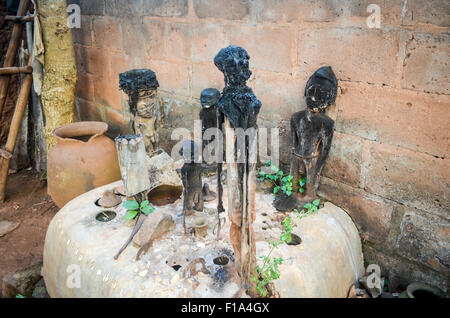 Voodoo-Statuen verwendet für Voodoo-Zeremonien in Abomey, Benin Stockfoto