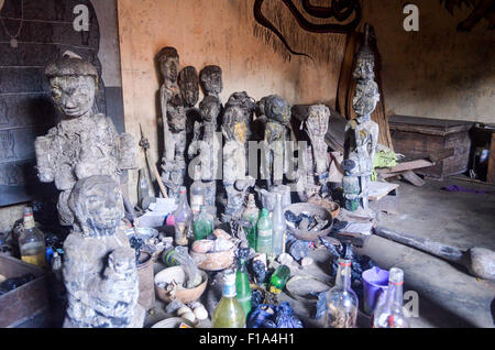 Voodoo-Statuen verwendet für Voodoo-Zeremonien in Abomey, Benin Stockfoto