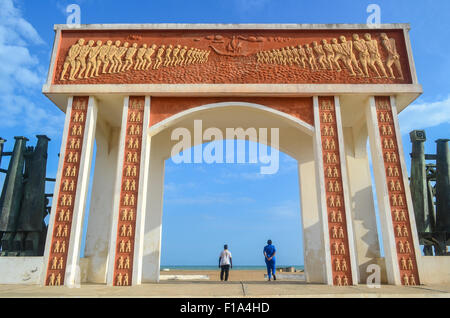 Zwei Personen unter der Tür ohne Wiederkehr (Porte du nicht Retour) in Ouidah, ein ehemaligen Slade Handel post in Benin Stockfoto