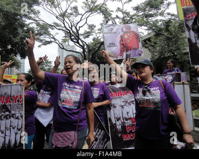 Makati City, Philippinen. 31. August 2015. Filipinos beitreten eine Protestaktion gegen Chinas Rückgewinnung Aktivitäten außerhalb der chinesischen Konsulat in das Bankenviertel Makati City, südlich von Manila, Philippinen. Rund 100 Demonstranten pfählte außerhalb des chinesischen Konsulats auf Philippinen Helden-Nationalfeiertag Chinas Rückgewinnung Aktivitäten im Südchinesischen Meer zu protestieren. Bildnachweis: Richard James Mendoza/Pacific Press/Alamy Live-Nachrichten Stockfoto