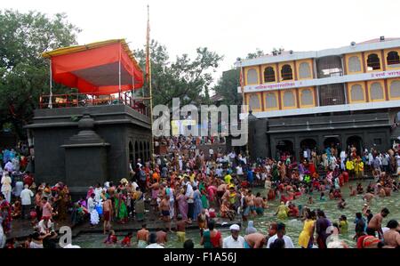 Nashik, Indien. 31. August 2015. Hindu Anhänger ein Bad im Fluss Godavari während Sinhasth Kumbha Mela am Ramghat in Nashik zu nehmen. Bildnachweis: Ravi Prakash/Pacific Press/Alamy Live-Nachrichten Stockfoto