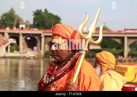 Nashik, Indien. 31. August 2015. Hindu Anhänger ein Bad im Fluss Godavari während Sinhasth Kumbha Mela am Ramghat in Nashik zu nehmen. Bildnachweis: Ravi Prakash/Pacific Press/Alamy Live-Nachrichten Stockfoto